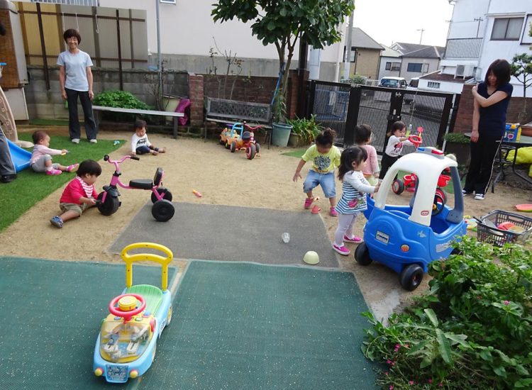 園庭で遊ぶ子供たち